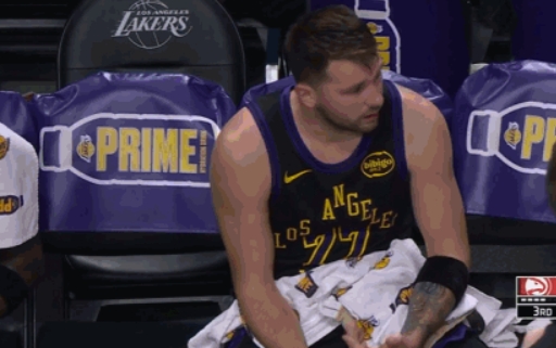 东契奇连续3个失误后被换下 将毛巾一扔坐到板凳席末端