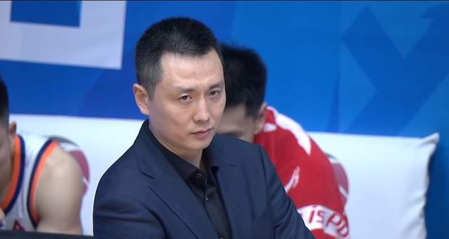 开云官网-50分大胜，上海男篮稳坐榜首位置 张镇麟10分献暴扣 4外援齐爆发